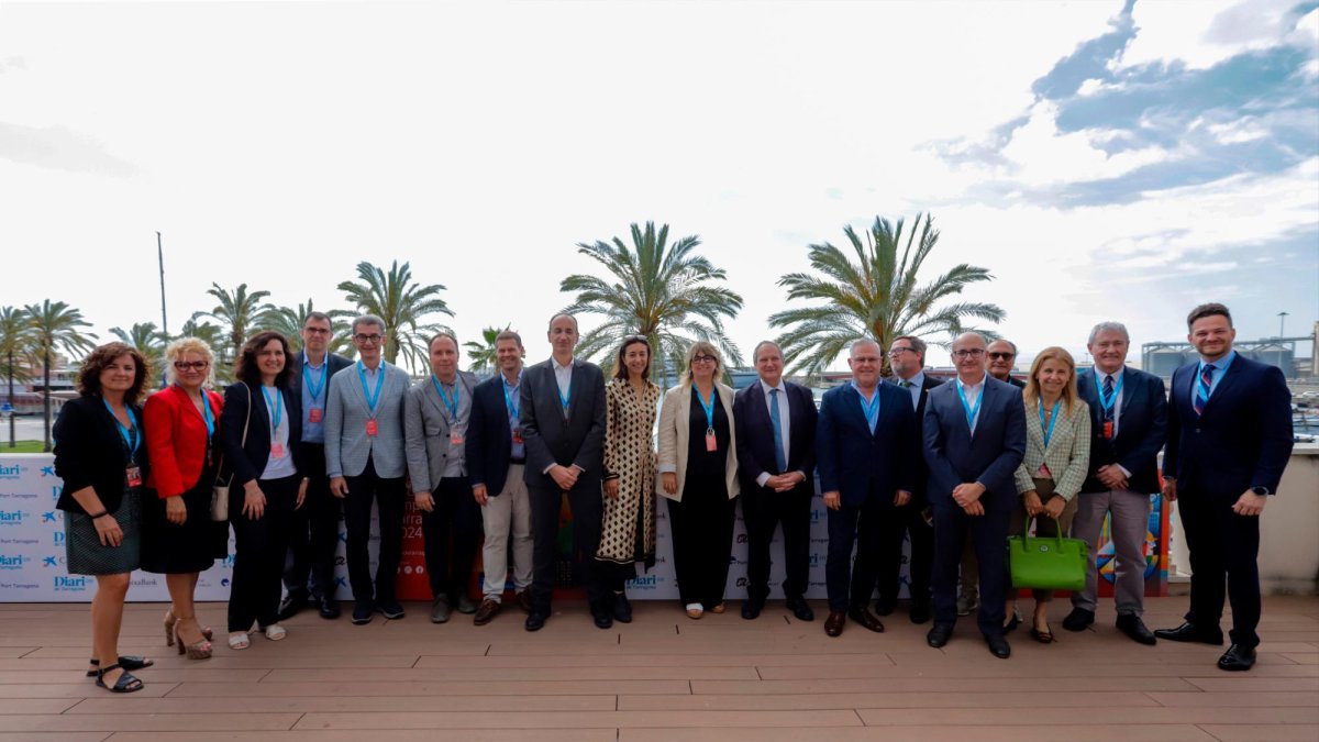 De izqda. a dcha., la directora general corporativa de Infinitum, Mariluz Pujol; la directora de calidad y empresas del Hotel Olympus Palace, Lidia Adelantado; la directora de producción de la Unidad de Hidrocarburos de Dow Chemical, Julia Echevarría; el ‘general manager’ de BASF Sonatrach Propanchem, Pere Gabarra; el director general de BASF Española, Carles Navarro; Associació de Càmpings de Tarragona, Joan Antón; el director general de Rentalmar, Quim Cristià; el director del complejo industrial de Repsol en Tarragona, Javier Sancho; la directora de sostenibilidad de PortAventura, Choni Fernández; la presidenta de la FEHT, Berta Cabré; el ministro de Industria y Turismo, Jordi Hereu; el alcalde de Salou, Pere Granados; el subdelegado del Gobierno en Tarragona, Santiago Castellà; el gerente de Afepasa, Manel Montaño; el portavoz de la FEHT, Xavier Guardià; la directora gerente de la AEQT, Maria Mas; el director general de la APT, Ramón Ignacio García, y el consejero delegado de EMATSA, Felipe Campos.