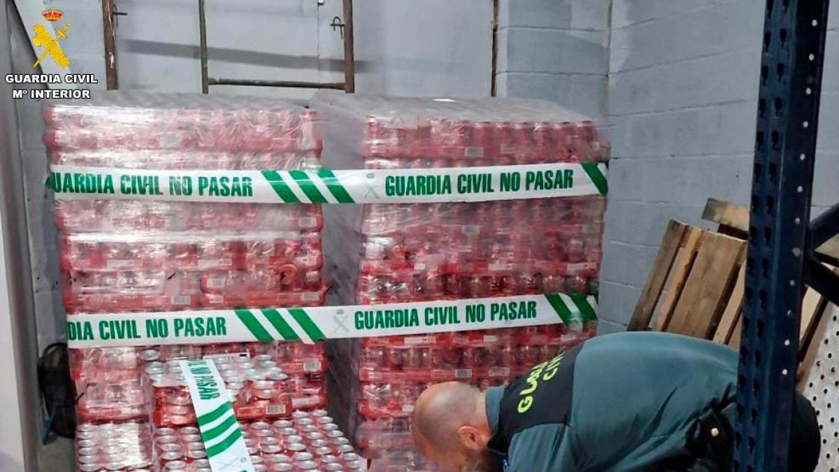 Un agente de la Benemérita precintando el palet de Coca-cola alemana localizado en Amposta.