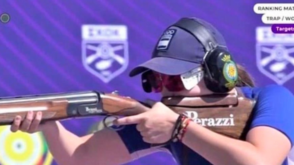 Mar Molné, apuntando al plato durante una competición de foso olímpico.