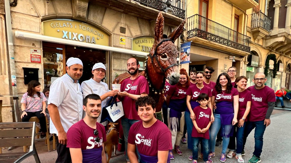 La Somera recogió ayer las primeras tarrinas en el Raval de Santa Anna.