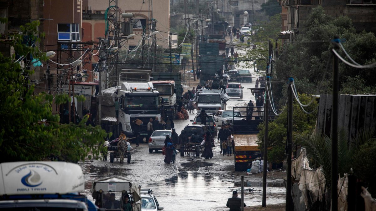 Palestinos desplazados llevan sus pertenencias después de una orden de evacuación emitida por el ejército israelí, en Rafah.