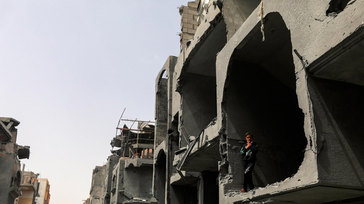 Imagen de un niño palestino asomado a lo que queda de su casa tras los ataques de Israel.