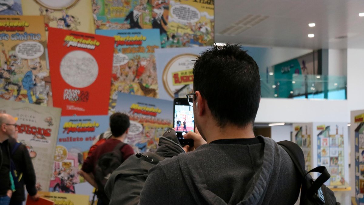 Un visitante en la exposición de Ibañez.
