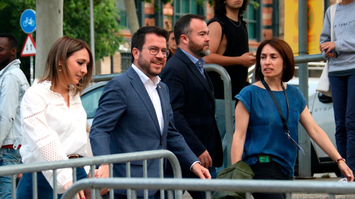 El candidato de ERC al 12M, Pere Aragonès, llega a la Estació del Nord de Barcelona.