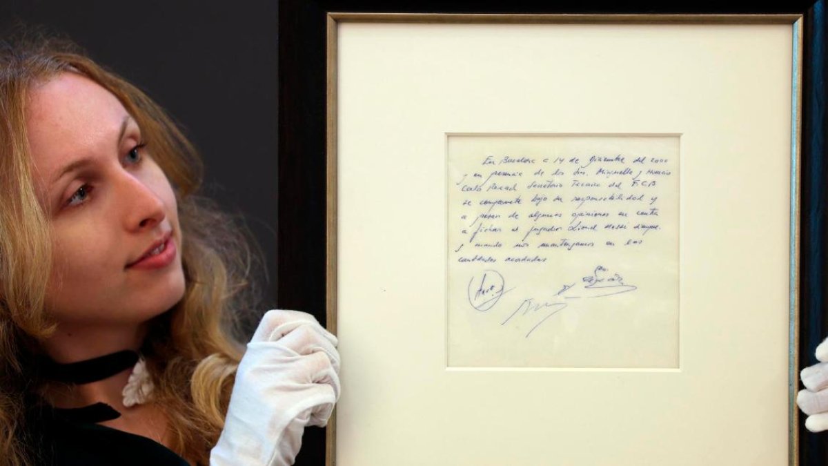 La servilleta del contrato de Messi se vende por 890.000 euros