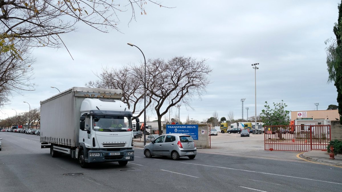 Un camión circulando por la calle de Pintor Fuster.