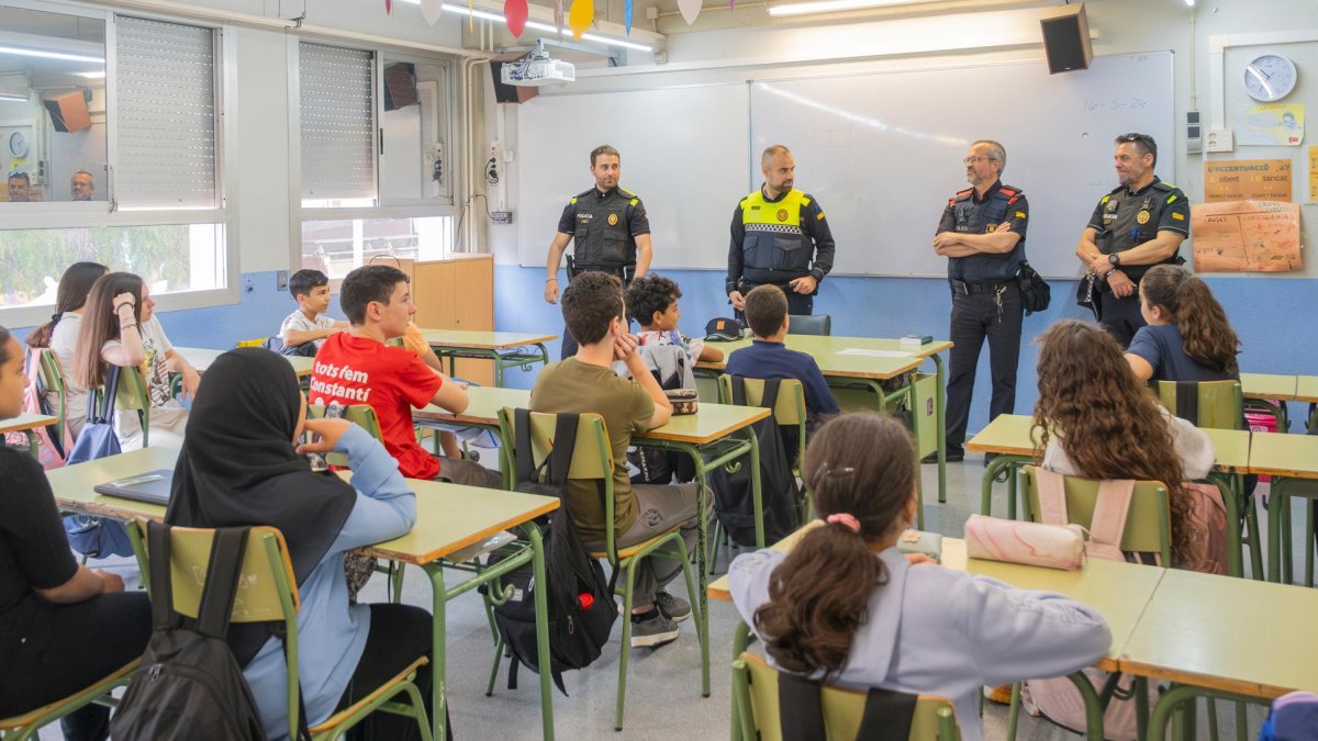 Els Mossos d’Esquadra i la Policia Local en una xerrada als alumnes de l’ESO.