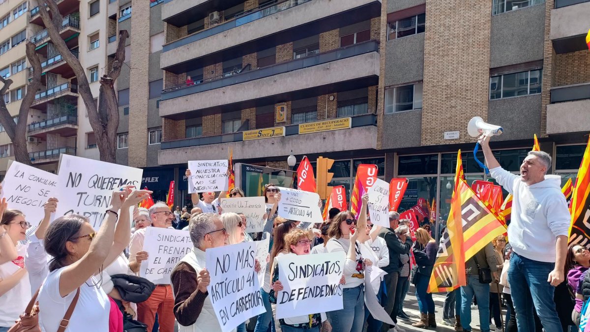 Trabajadores de Carrefour protestan tras el acuerdo de la empresa con los sindicatos.