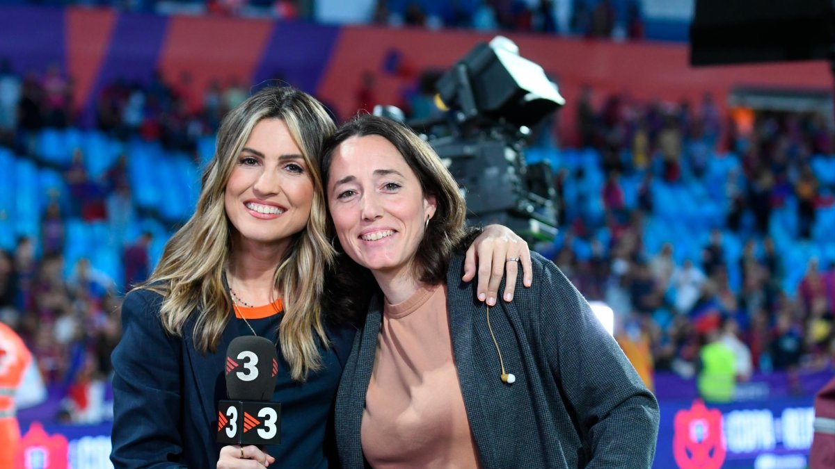 Danae Boronat, a la izquierda, junto a Mireia Vera, su compañera en la retransmisión para TV3.