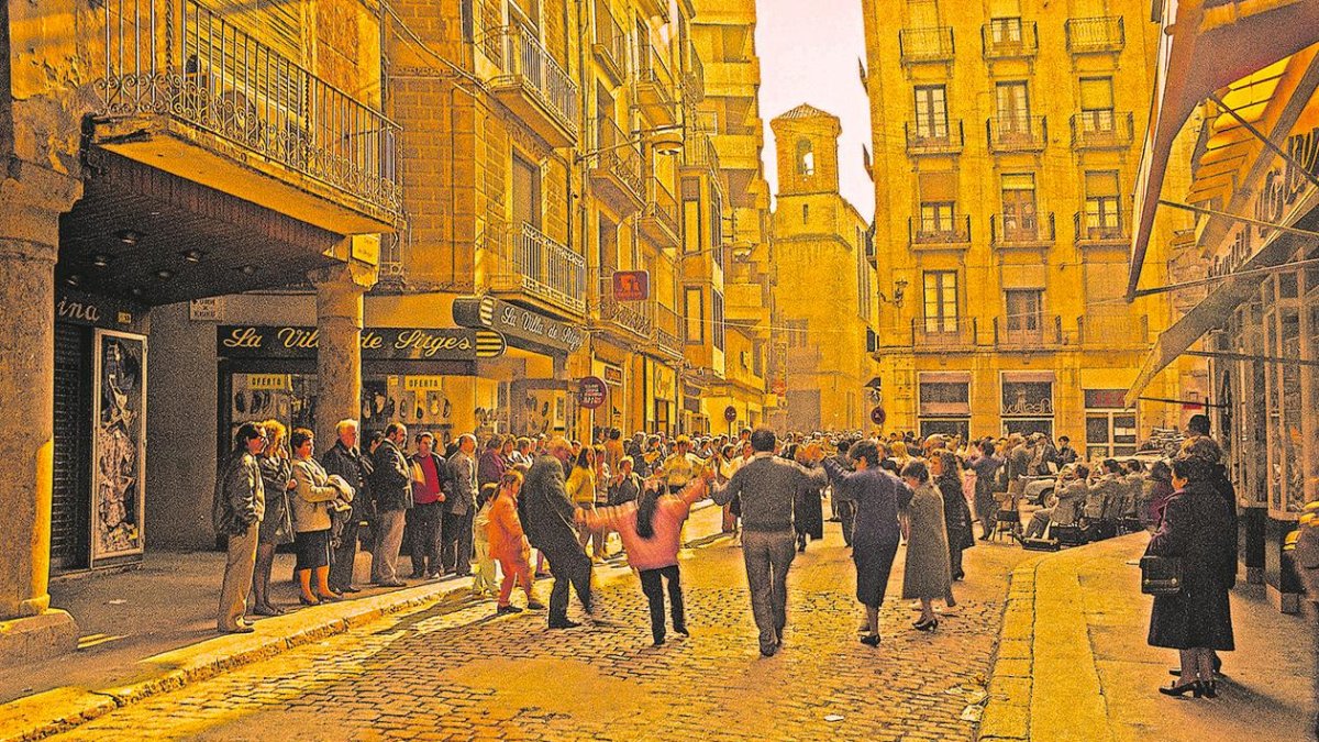 Ballades de sardana el 1988 al carrer Sant Blai abans de la seua peatonalització.