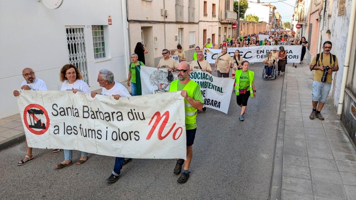 Unes 350 persones van manifestar-se ahir al vespre pels carrers de Santa Bàrbara.