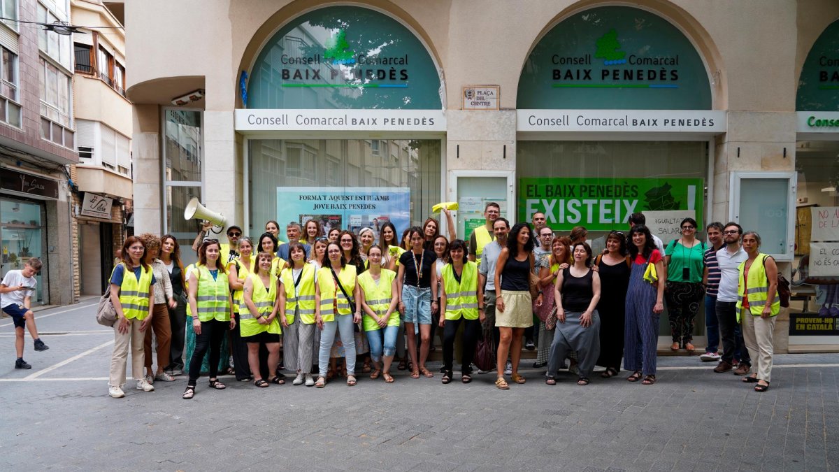 Los trabajadores hicieron entrega del manifiesto al Consell d’Alcaldies.