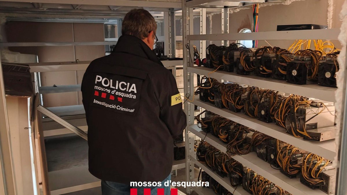 Un agente de los Mossos en la granja de criptomonedas.