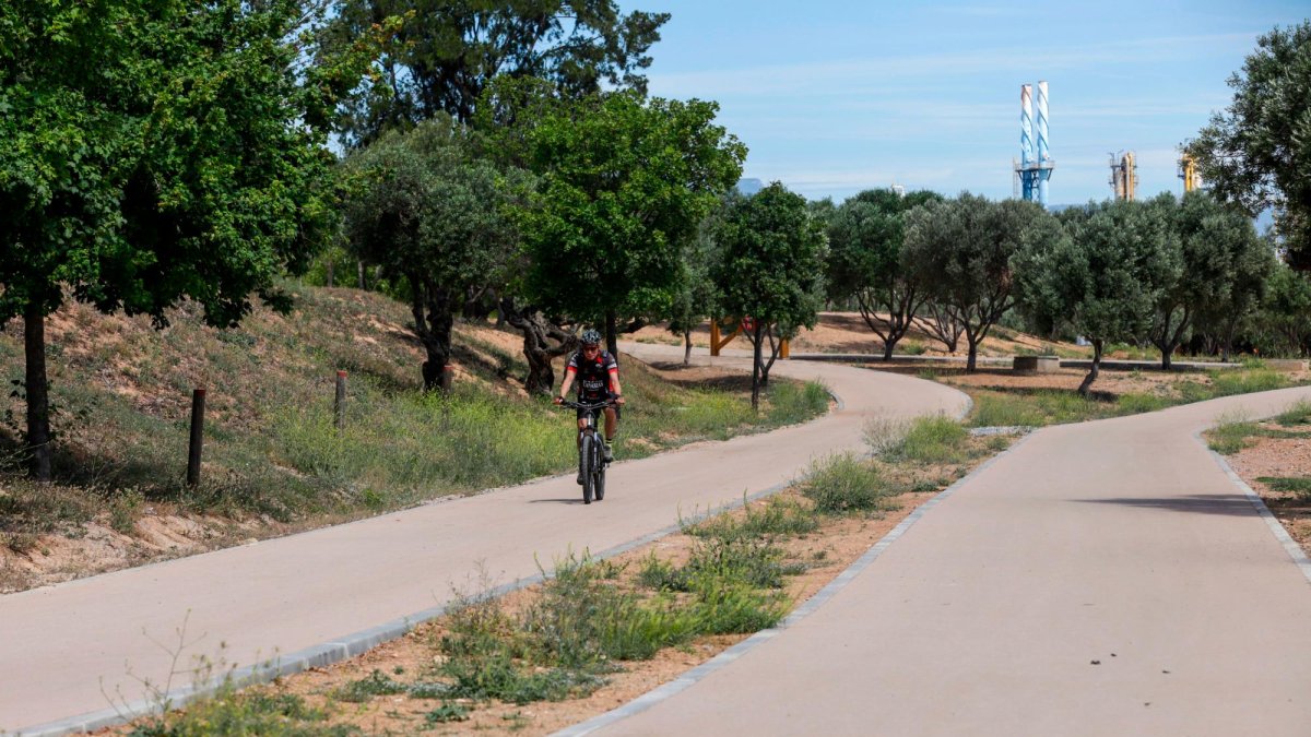 El parque cuenta con 2 km de circuitos para bicicletas.