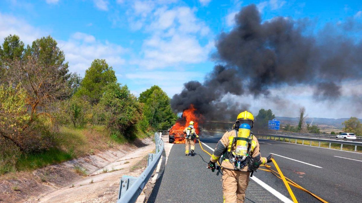 Los bomberos en el lugar de los hechos.