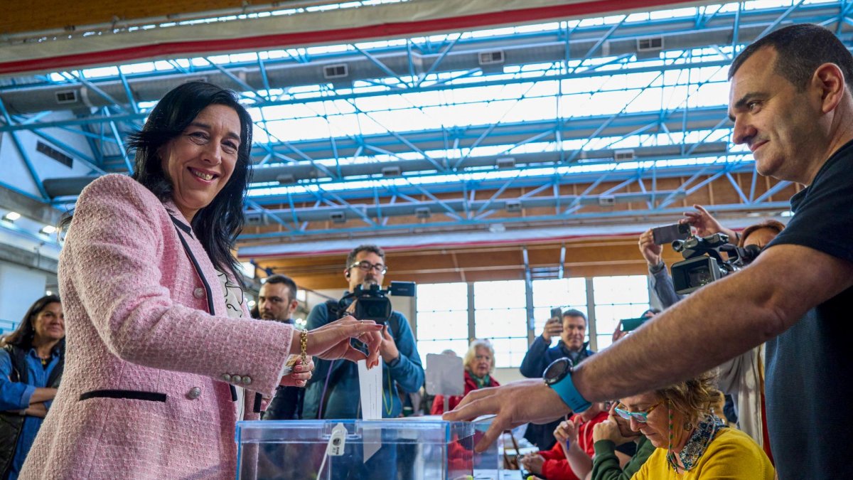 La candidata a Lehendakari de VOX, Amaia Martínez (i), ejerce su derecho al voto en el centro cívico de Iparralde durante las elecciones al Parlamento Vasco, este domingo.