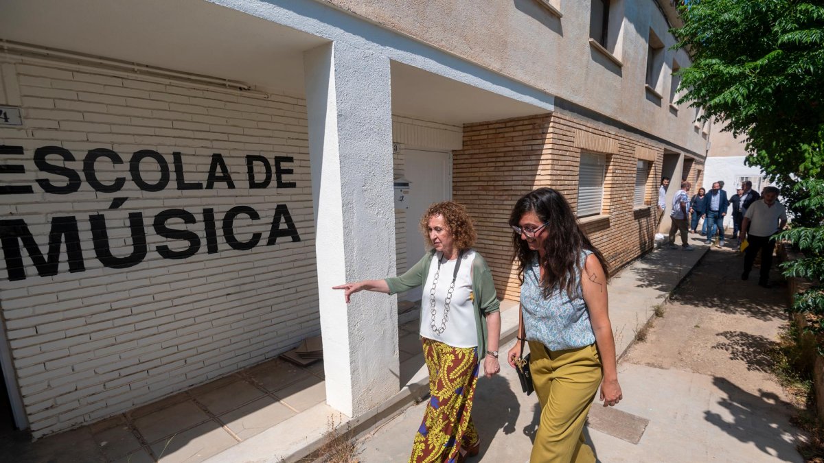 La consellera Ester Capella i l’alcaldessa de Bot visitant les antigues cases dels mestres que es rehabilitaran.