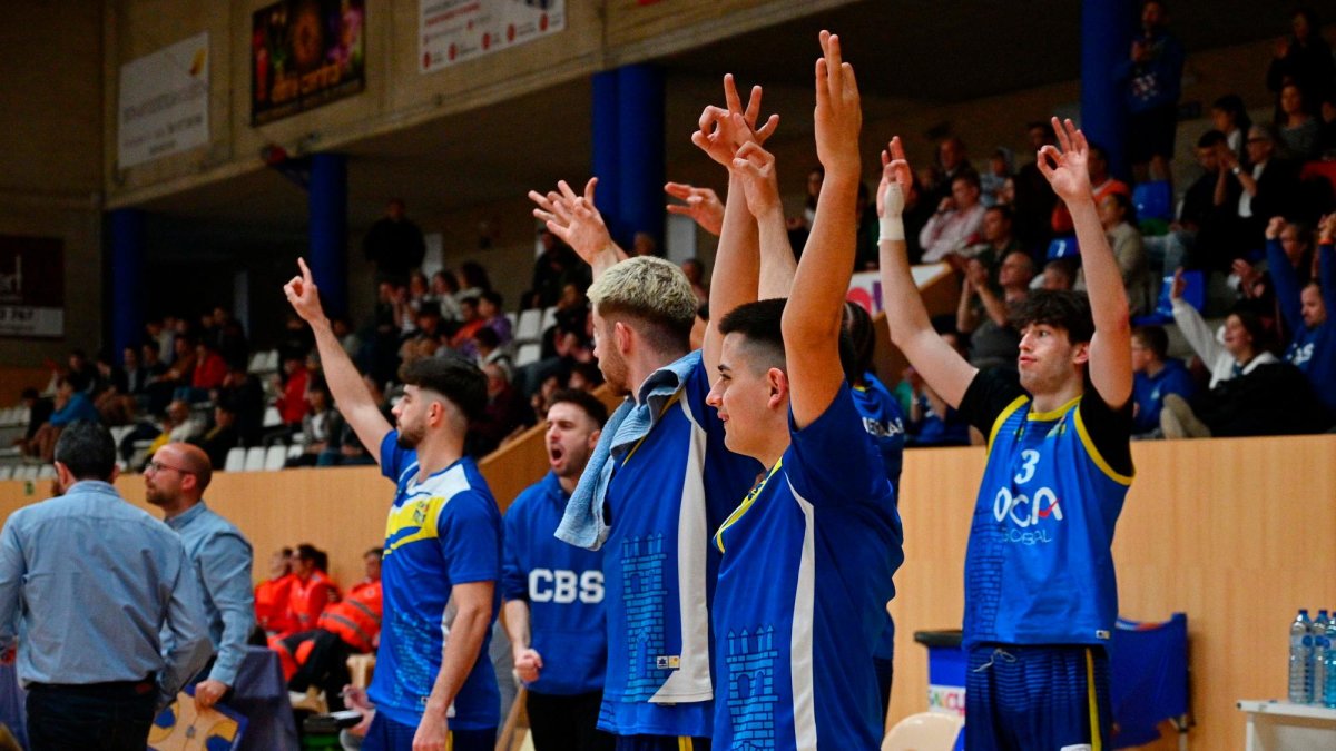 Los jugadores del CB Salou celebran una canasta.