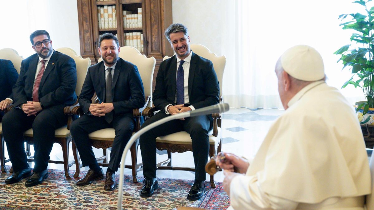 El alcalde Rubén Viñuales, en el centro, ayer durante la audiencia con el Papa.