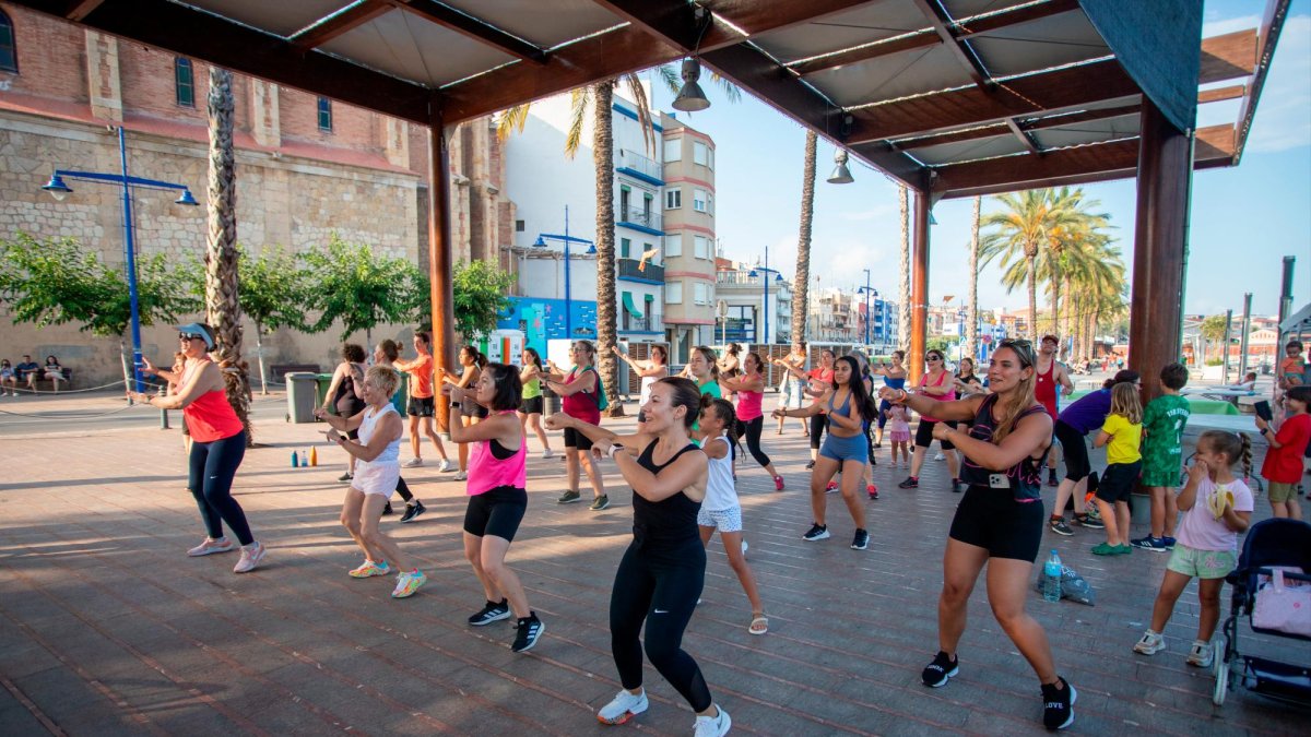 La clase de zumba se realizó bajo la pérgola del Serrallo.
