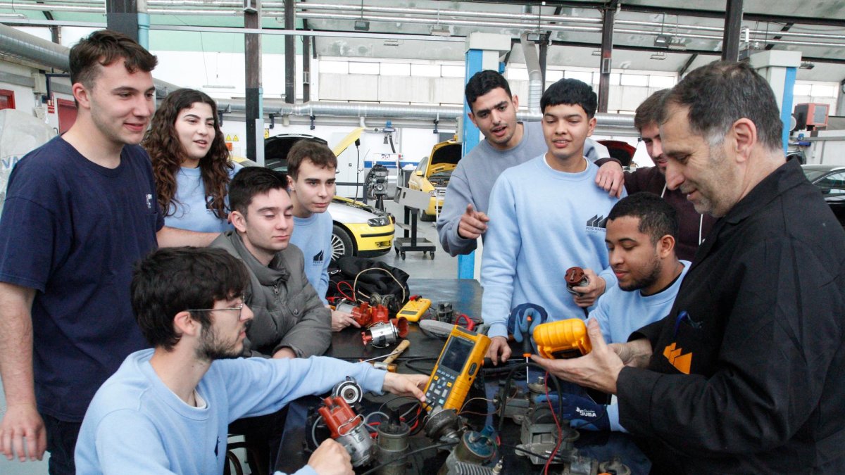 Alumnos del ciclo formativo de grado superior de Automoción del Institut Pere Martell.