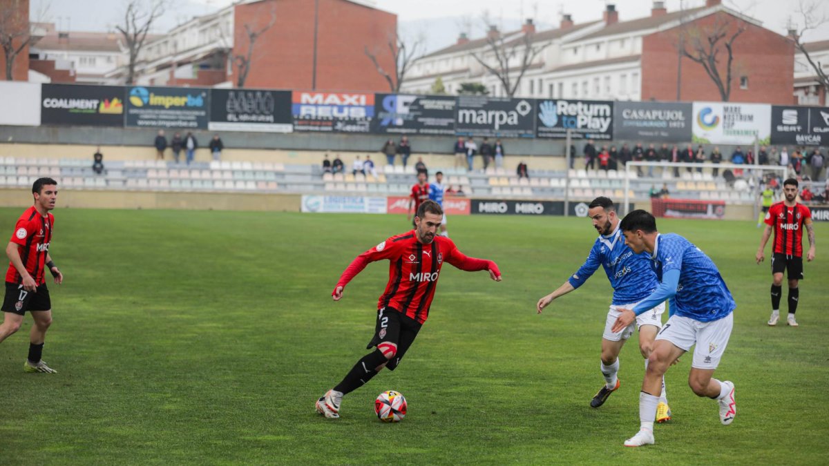 El jugador del Reus, Alberto Benito, controla un balón en el Municipal reusense.