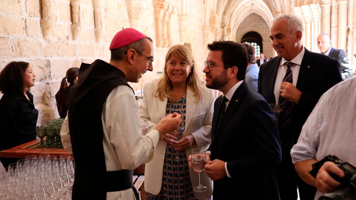L’abat de Poblet, Rafel Barrué, al claustre del monestir amb el president de la Generalitat de Catalunya, Pere Aragonès.