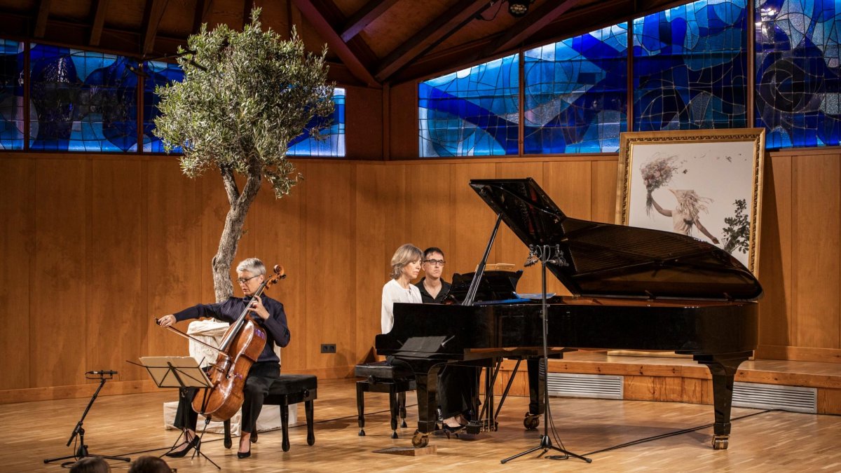 Anne Gastinel, al violoncel i Claire Désert, al piano.