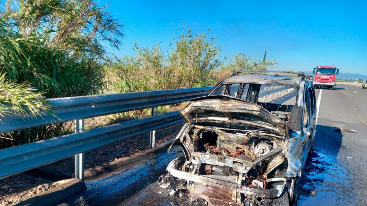 El coche ha quemado por completo.