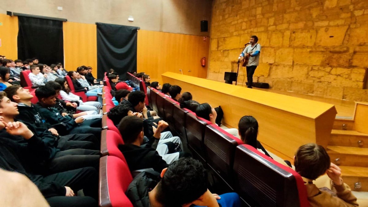 Un momento de la actuación de El Sobrino del Diablo en la Antiga Audiència.