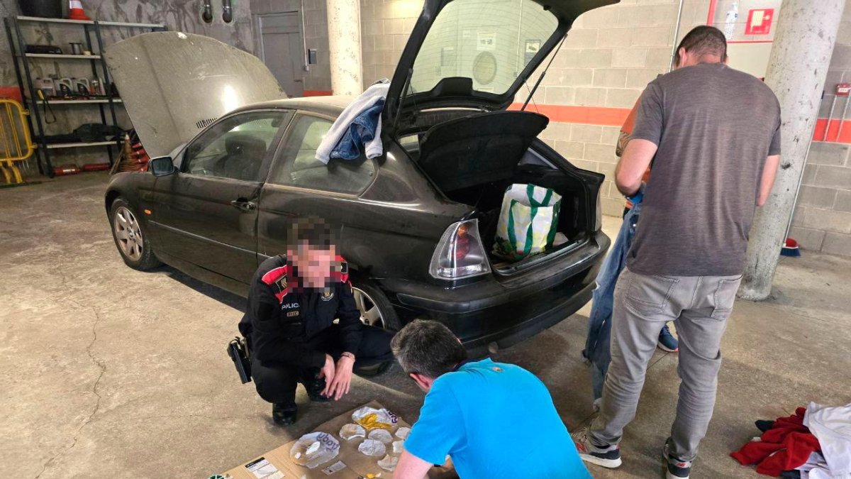 El coche analizado en las dependencias de la comisaría de Cambrils.
