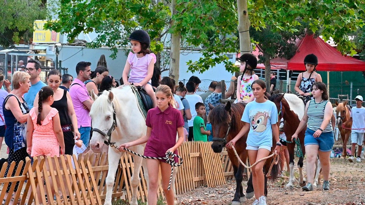 Les passejades amb ponis és una de les propostes de la Fira de Sant Jaume per als petits.