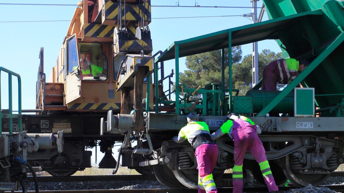Imagen de archivo de técnicos de Adif en La Plana-Picamoixons.
