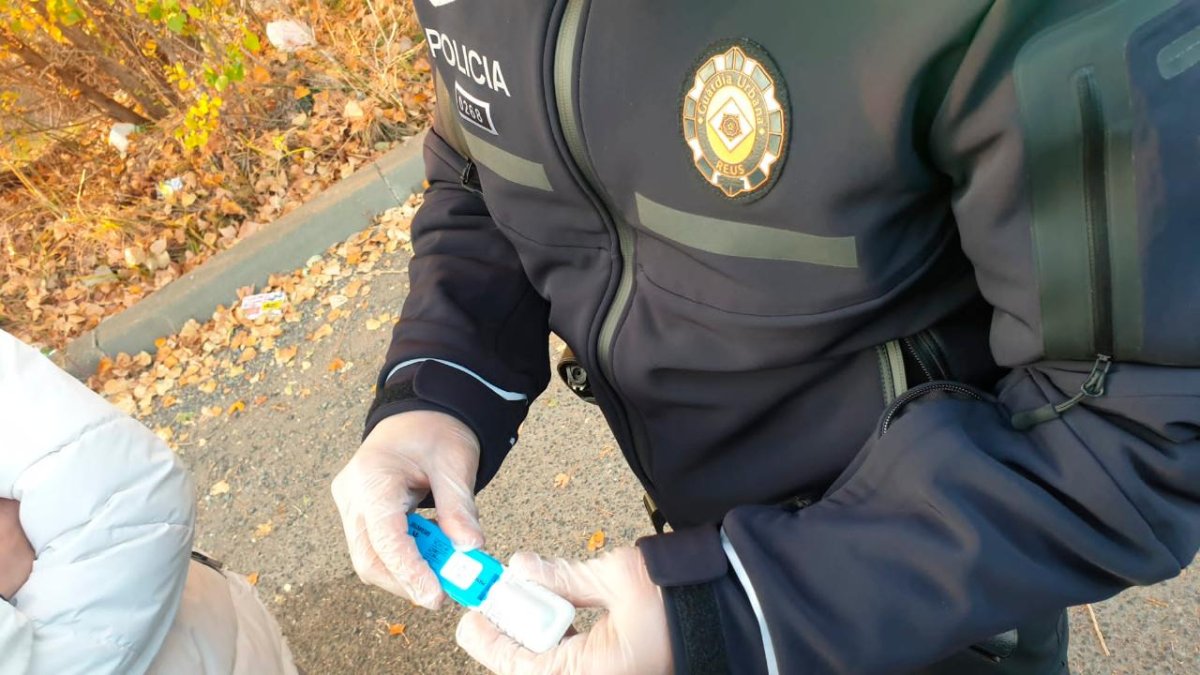 La Guàrdia Urbana de Reus realizó la prueba de alcoholemia al conductor.