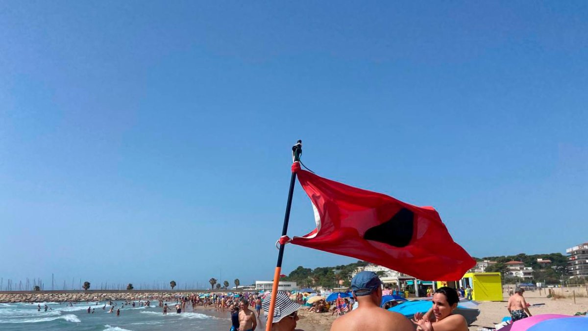 La Platja de la Paella de Torredembarra luce la bandera roja.