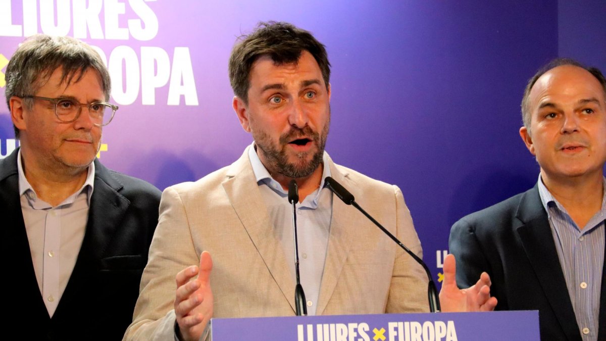Toni Comín, junto con el expresidente catalán Carles Puigdemont y el exconseller, Jordi Turull, en una imagen de archivo de la campaña de las últimas elecciones europeas.