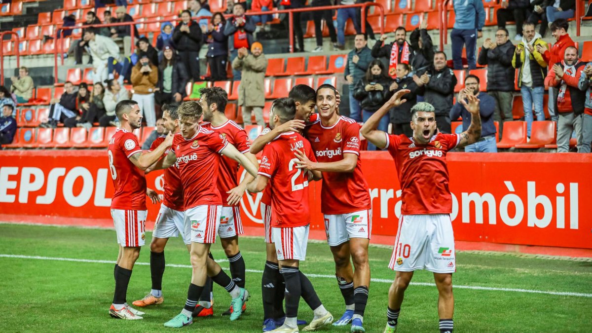 Los jugadores del Nàstic celebran un gol conseguido ante la Cultural Leonesa.