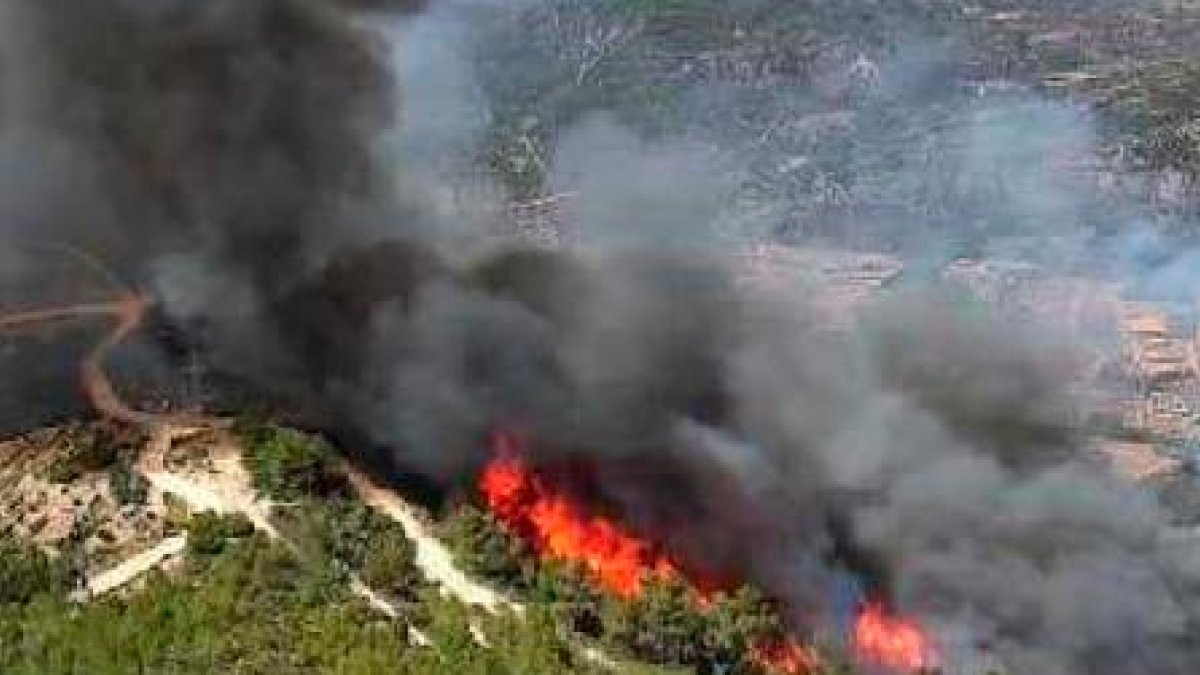 Las llamas se extendieron ladera arriba, desde cerca del refugio.
