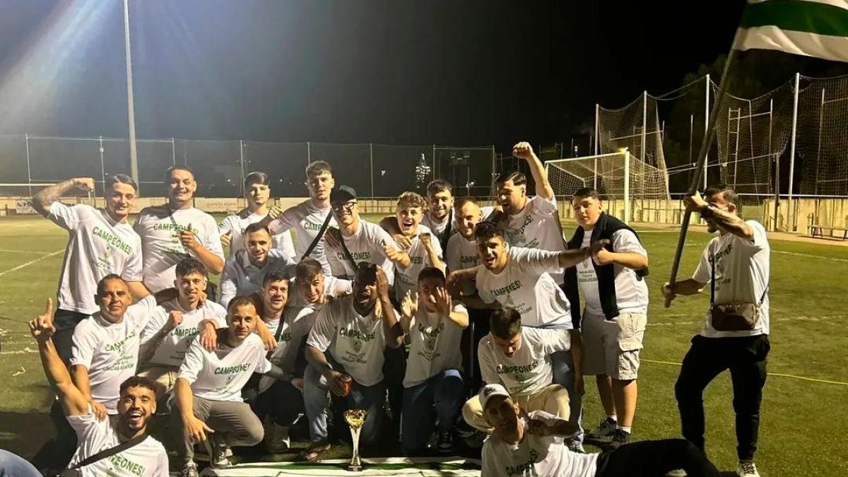 Los jugadores de la Cultural Bonavista celebran el ascenso conseguido a Segunda Catalana.
