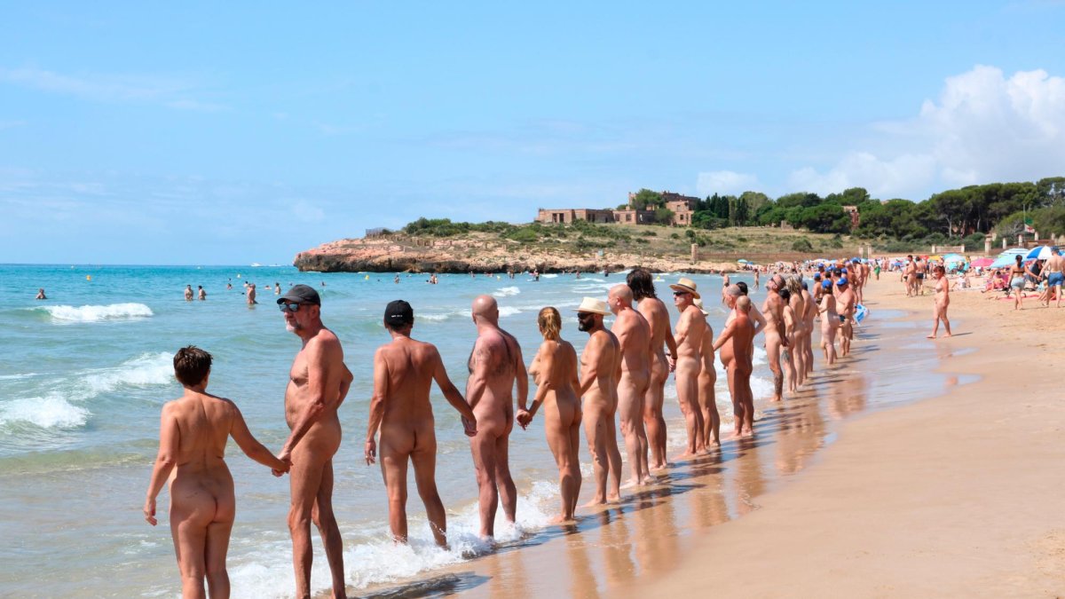 La cadena humana realizada en la playa nudista de Tarragona.