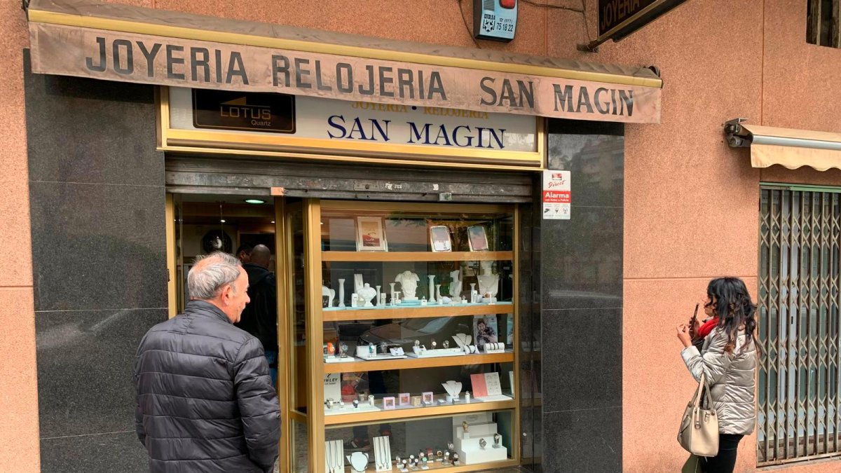 El dueño de la joyería y su hija.
