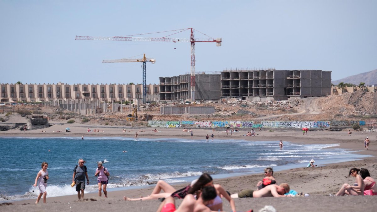 Turistas disfrutan del sol en Tenerife.