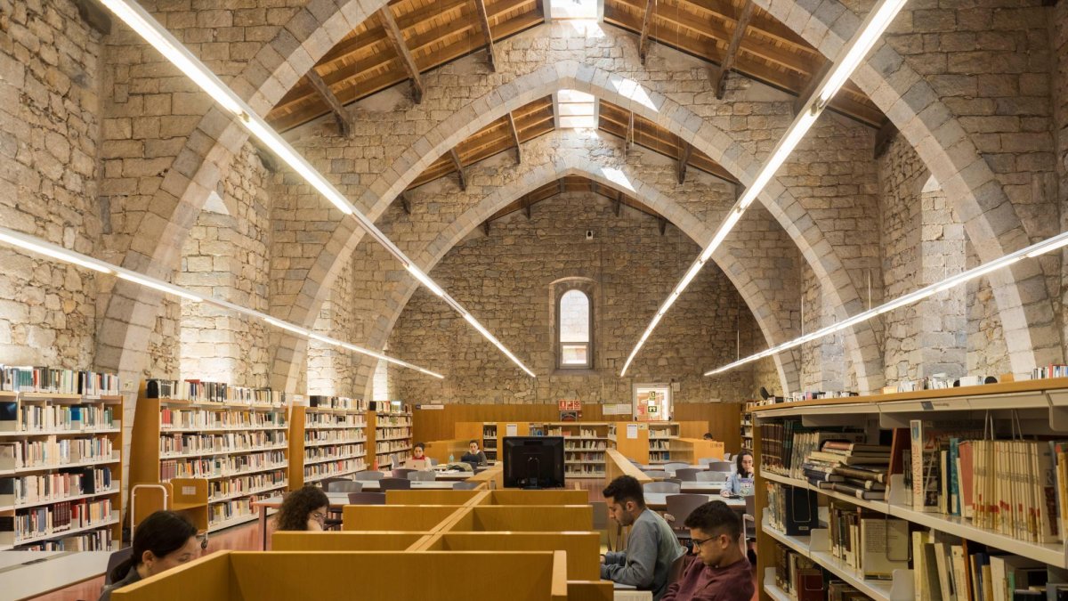Estudiants a la biblioteca de la Universitat de Girona.