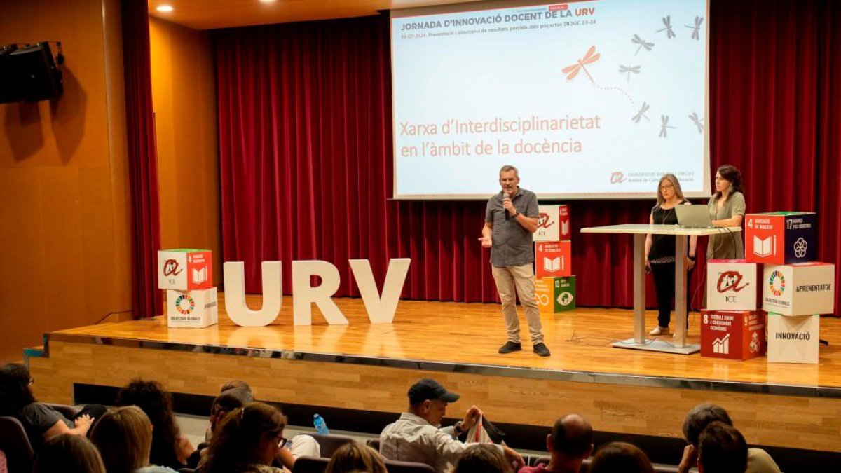 Presentación de la Xarxa d’interdisciplinarietat en el ámbito de la docencia durante la Jornada d’Innovació Docent 2024 del ICE de la URV.