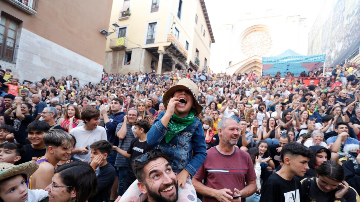 Les escales de la plaça de les Cols plenes de tarragonines i tarragonins.