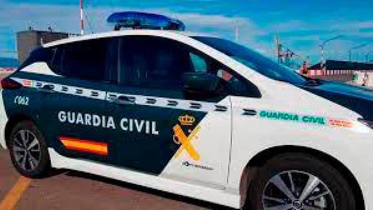 Un vehículo logotipado de la Guardia Civil.