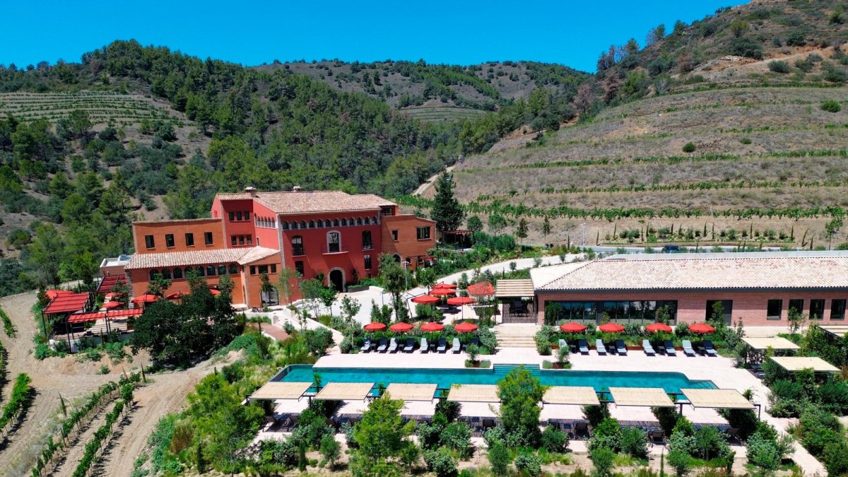 Imatge aèria del Gran Hotel Mas d’en Bruno, enclavat enmig de les vinyes del Priorat.