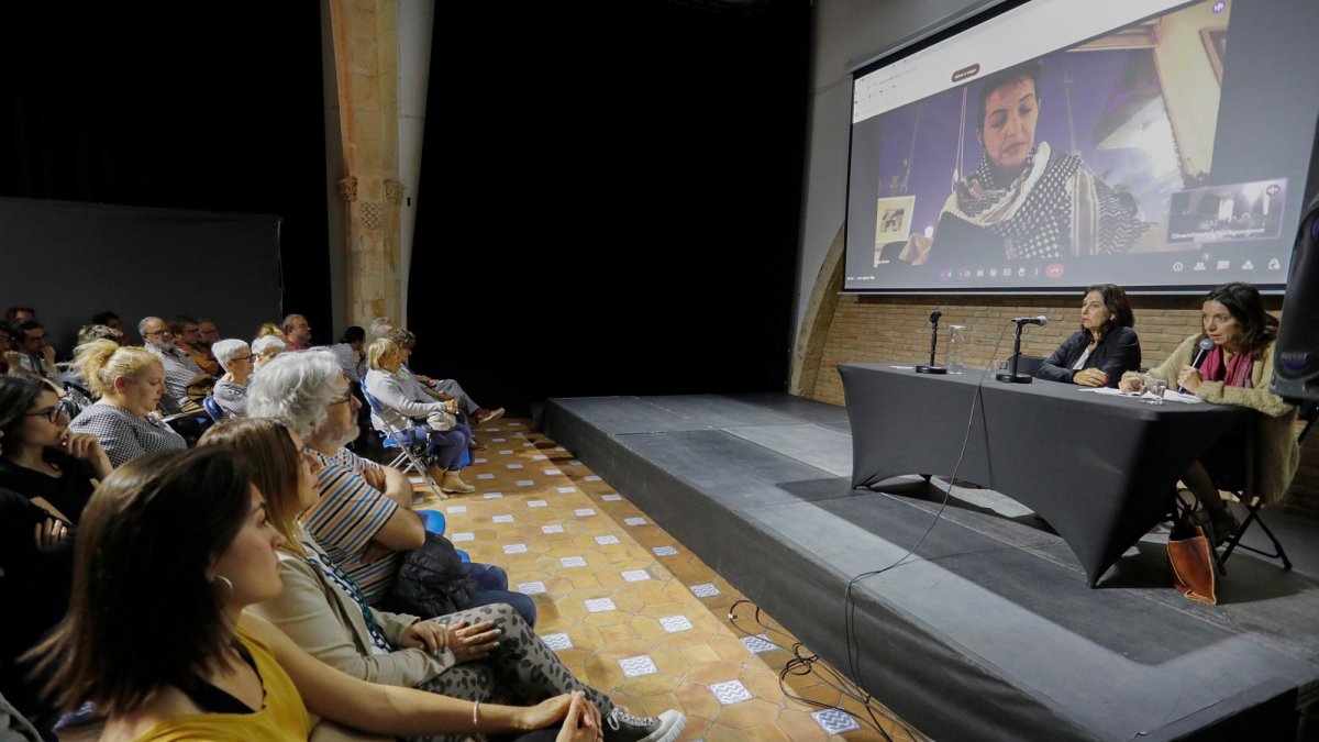 En la pantalla Mai Shanin, palestina que no obtuvo visado para venir a España y, de negro Iris Gur, isarelí.