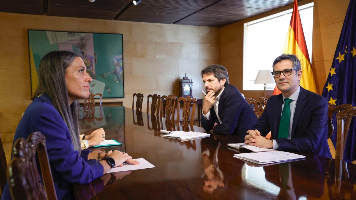 Los ministros de la Presidencia, Félix Bolaños (d), y de Cultura, Ernest Urtasun, y la portavoz de Junts, Miriam Nogueras (i) durante la ronda de reuniones con ERC, Junts, CC, UPN y el PP para negociar el paquete de medidas de regeneración democrática propuesto por el Gobierno, este martes en el Congreso de los Diputados.