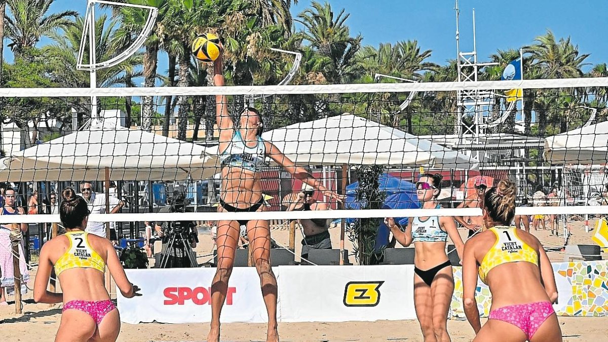 La cambrilense Laura Pallarès, que compitió con Anna Atsarà, remata ante Marta y Laura García.